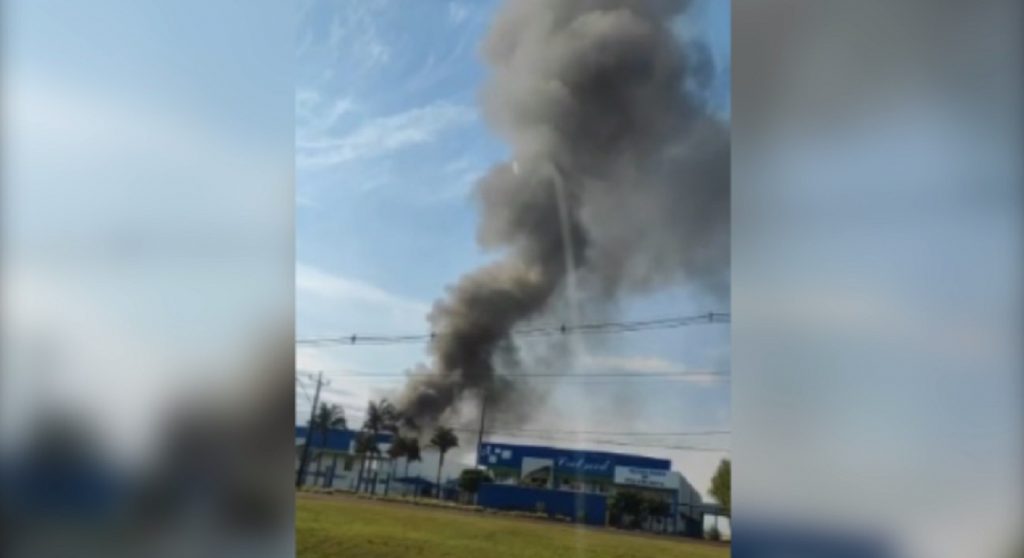 Bombeiros combatem incêndio em empresa às margens da BR-277, em Santa Tereza do Oeste