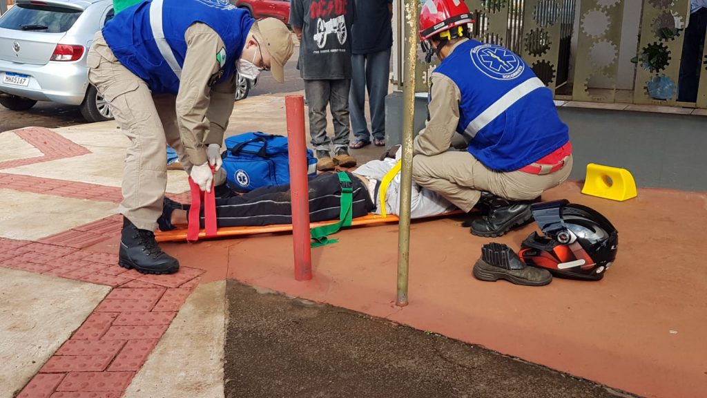 Carro e moto se envolvem em batida no Bairro Interlagos