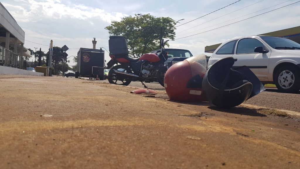 Duas pessoas são atendidas em acidente entre carro e moto na Avenida Rocha Pombo