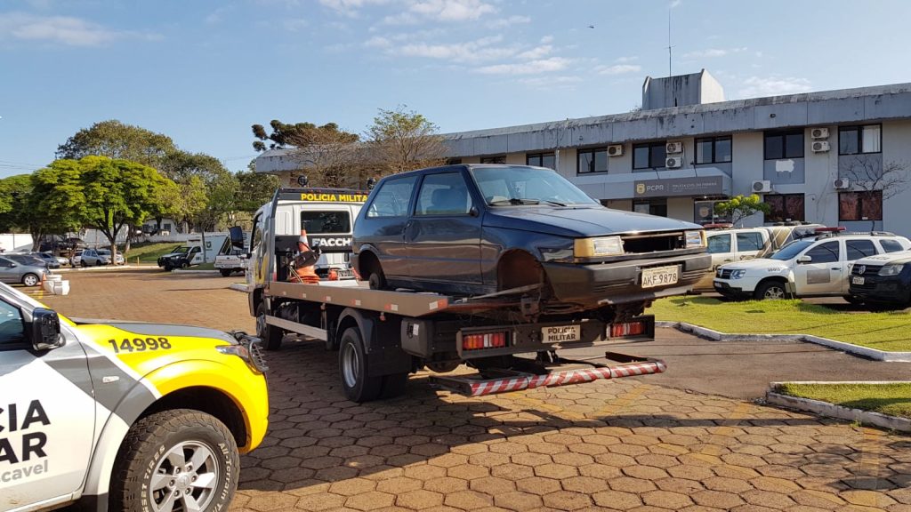 Sem motor e rodas, Fiat Uno com indicativo de furto é recuperado pela PM em Cascavel