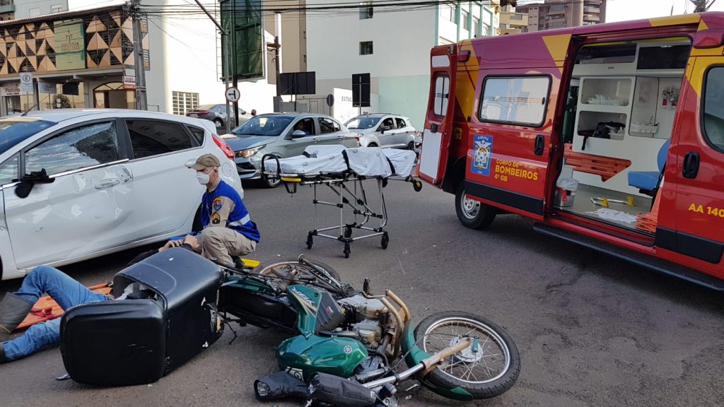 Motociclista fica ferido em acidente de trânsito na Rua Minas Gerais, no Centro