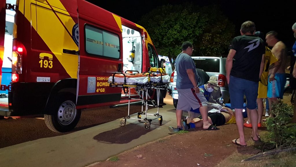 Ao colidir contra carro, motociclista fratura dedo da mão na Rua Clodoaldo Ursulano; Siate foi mobilizado