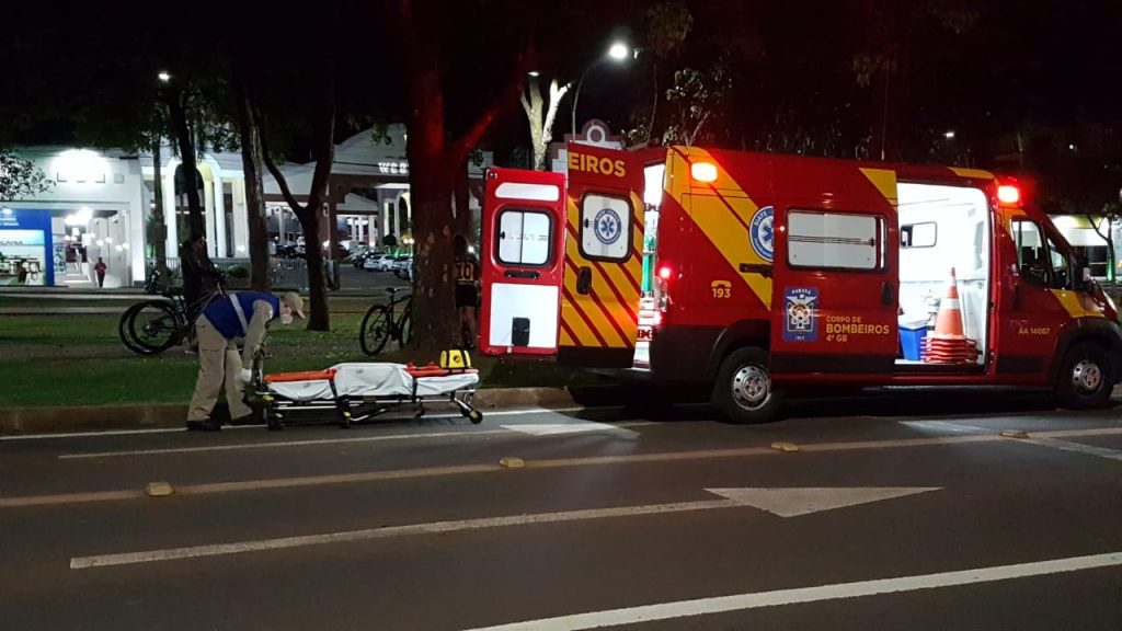Ciclista sofre queda e é socorrido pelo Corpo de Bombeiros na Avenida Brasil