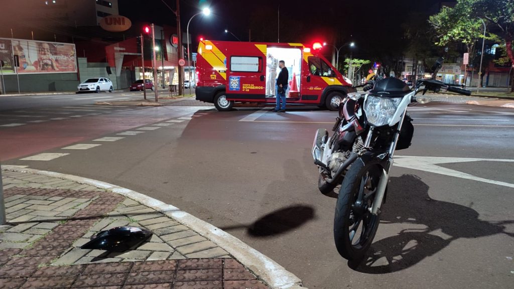 Ciclista e motociclista se envolvem em colisão na Avenida Brasil, no Centro