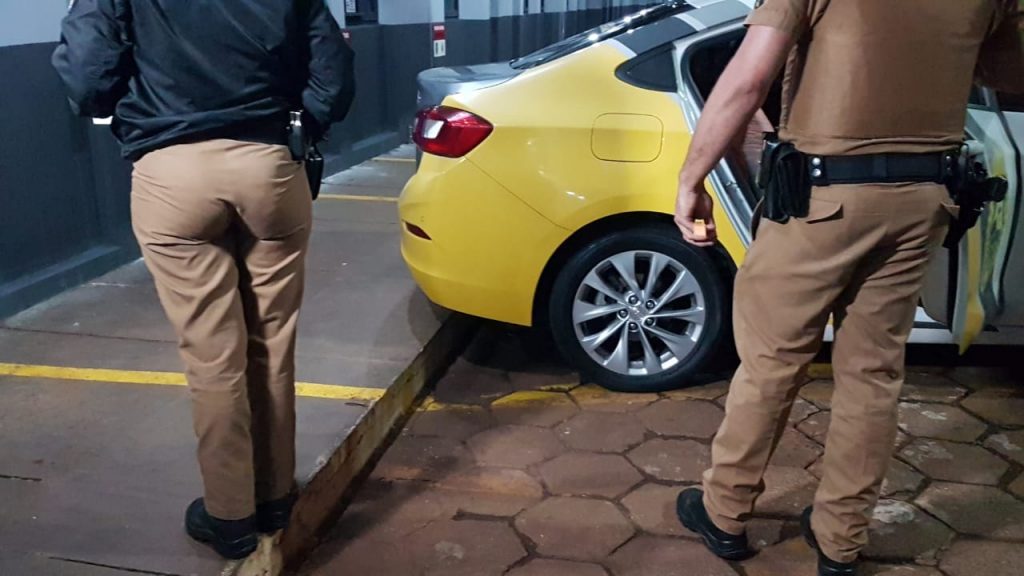 Acusado de fazer ‘manobras perigosas’ com carro é abordado pela PM e flagrado com buchas de cocaína na Rua Pedro Ivo
