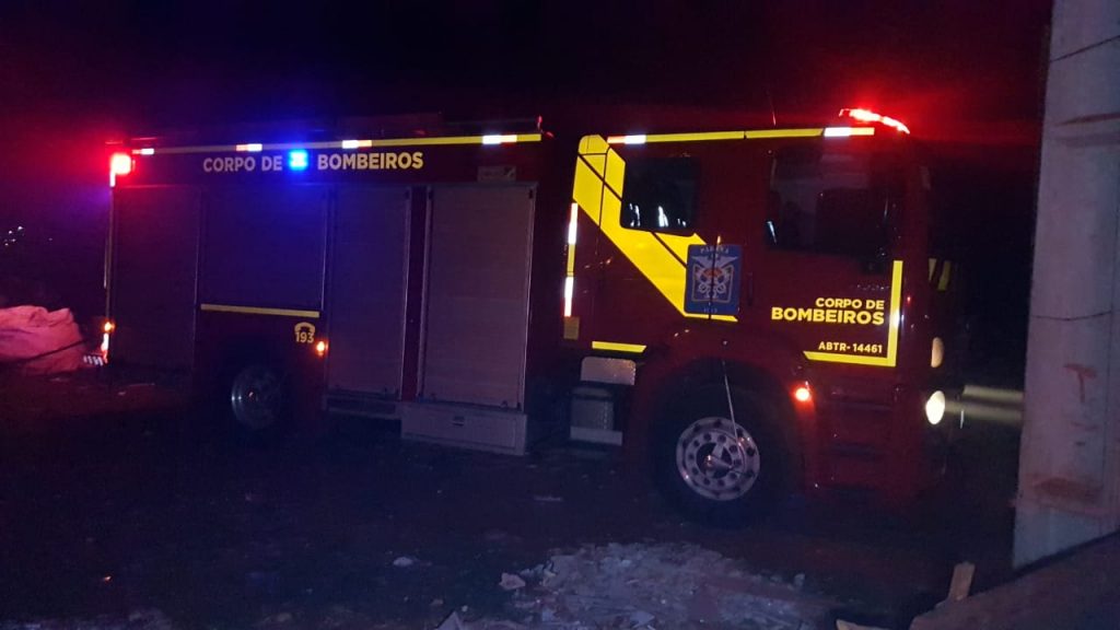 Grande incêndio foi registrado no Cascavel Velho; fogo teria sido ateado em recicláveis e se espalhou pela vegetação