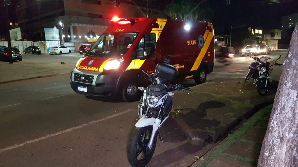 Motocicletas se envolvem em acidente no Centro e deixa vítima com diversas contusões e suspeita de fratura