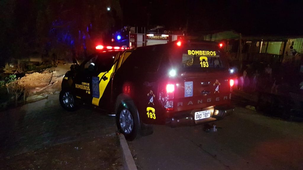 Móveis pegam fogo em residência no Bairro XIV de Novembro e Corpo de Bombeiros é mobilizado para combater as chamas
