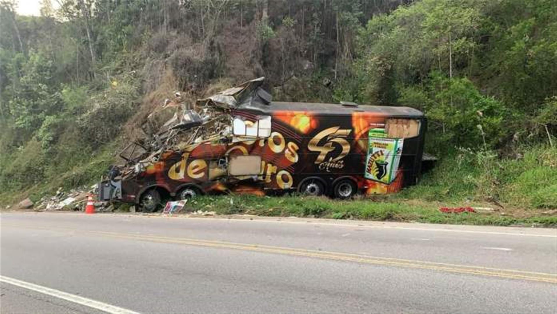 Ônibus da Banda Garotos de Ouro bate contra paredão e vocalista, Airton Machado, morre