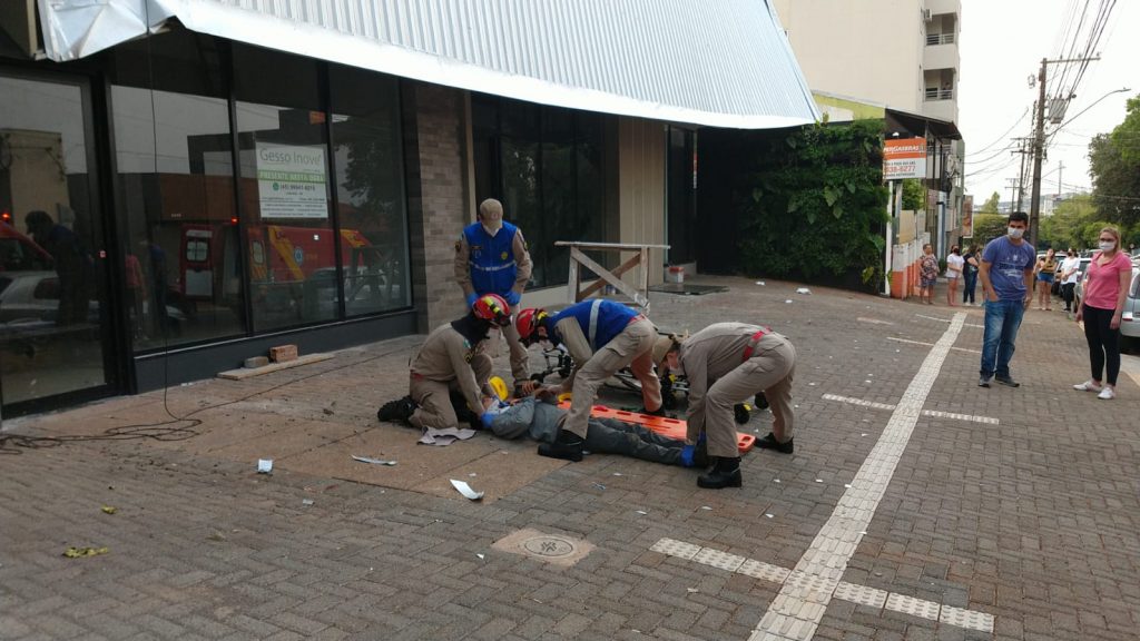 Dois homens ficam feridos após caírem de estrutura metálica no Centro de Cascavel