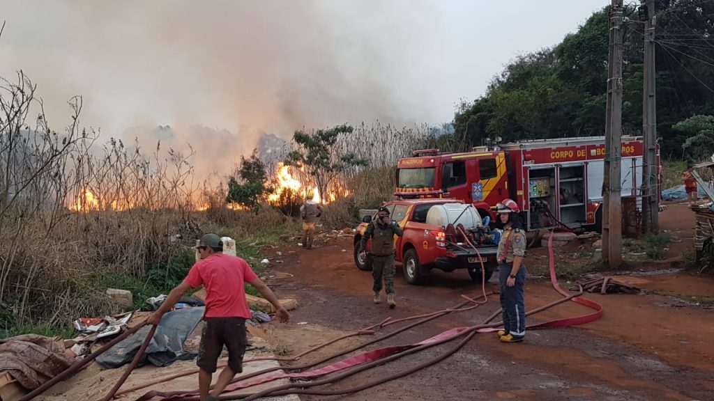 Grande área de vegetação é tomada pelo fogo no Bairro Esmeralda