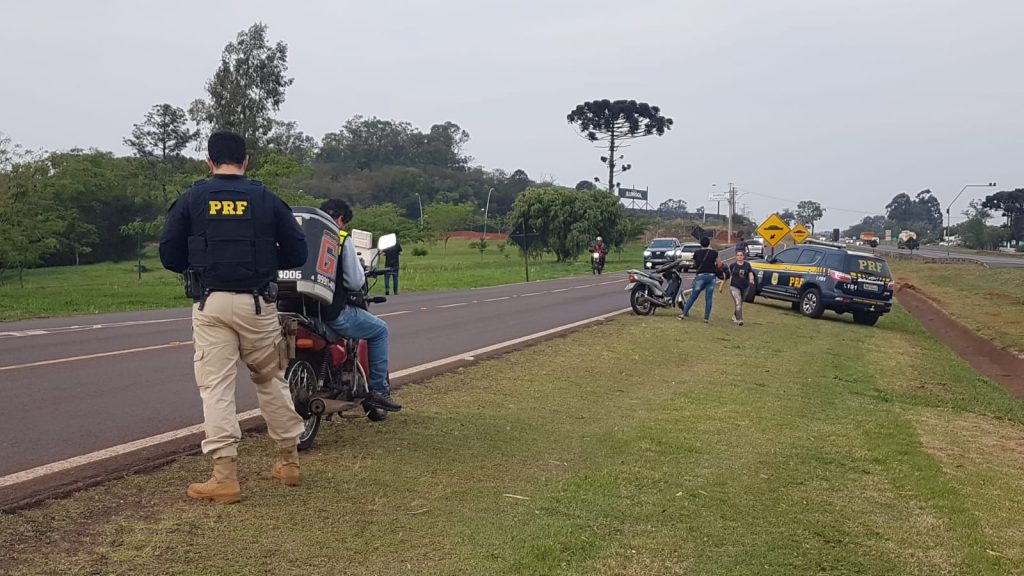 PRF faz fiscalização de trânsito na marginal da BR-277, na Região do Lago