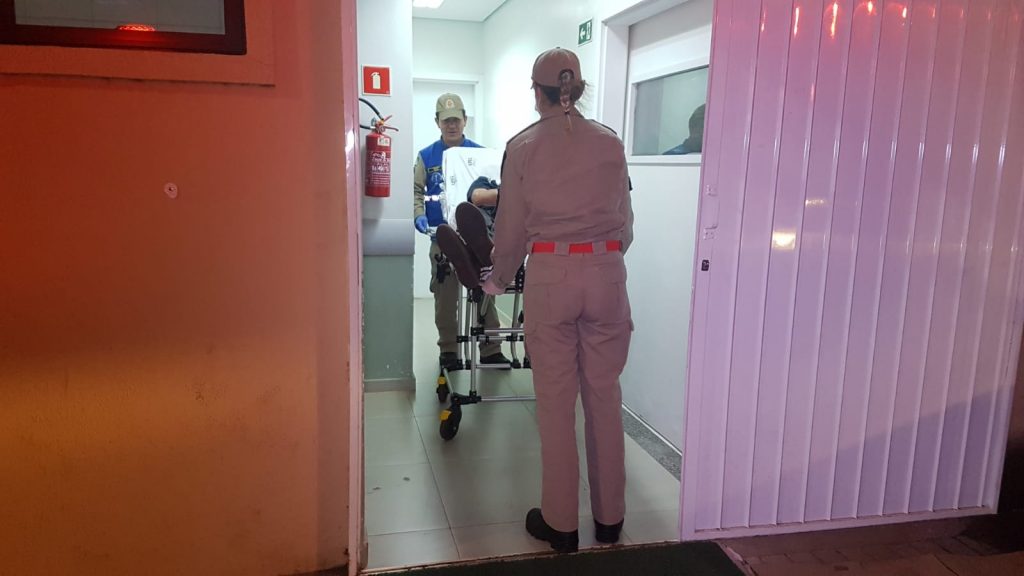 Homem que se feriu após sofrer queda é socorrido pelo Siate no Bairro Floresta