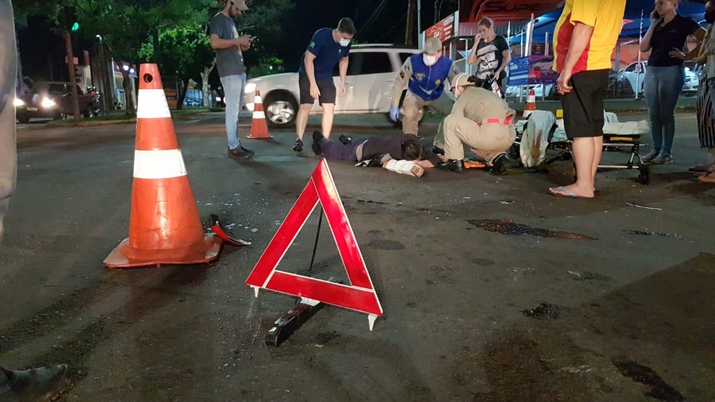 Carro e moto batem na Avenida Rocha Pombo, na região do Bairro Pacaembu