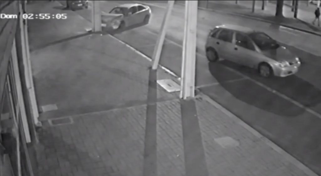 Homem tenta localizar motorista de Astra que bateu em Corsa estacionado no Centro; Veja o vídeo