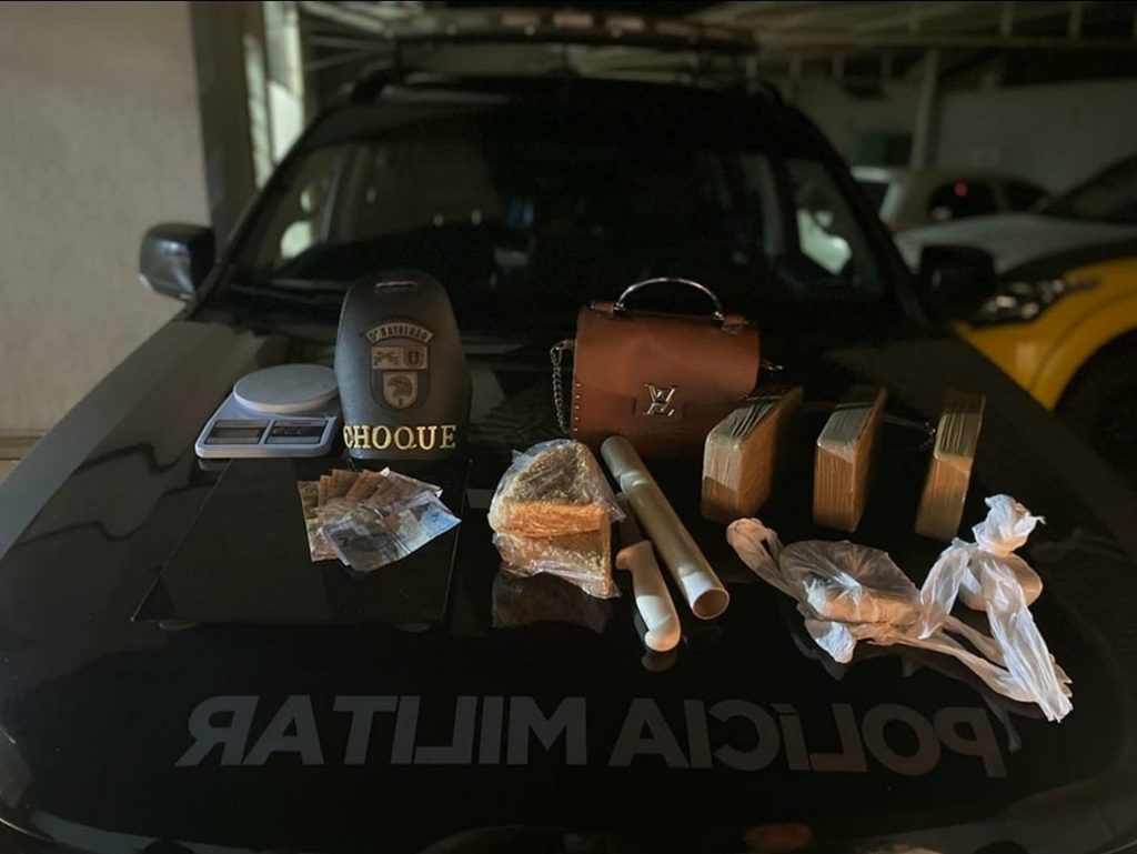 Mulher que usava camiseta com foto de homem morto em confronto com a PM é presa com 4,4 kg de crack em Londrina