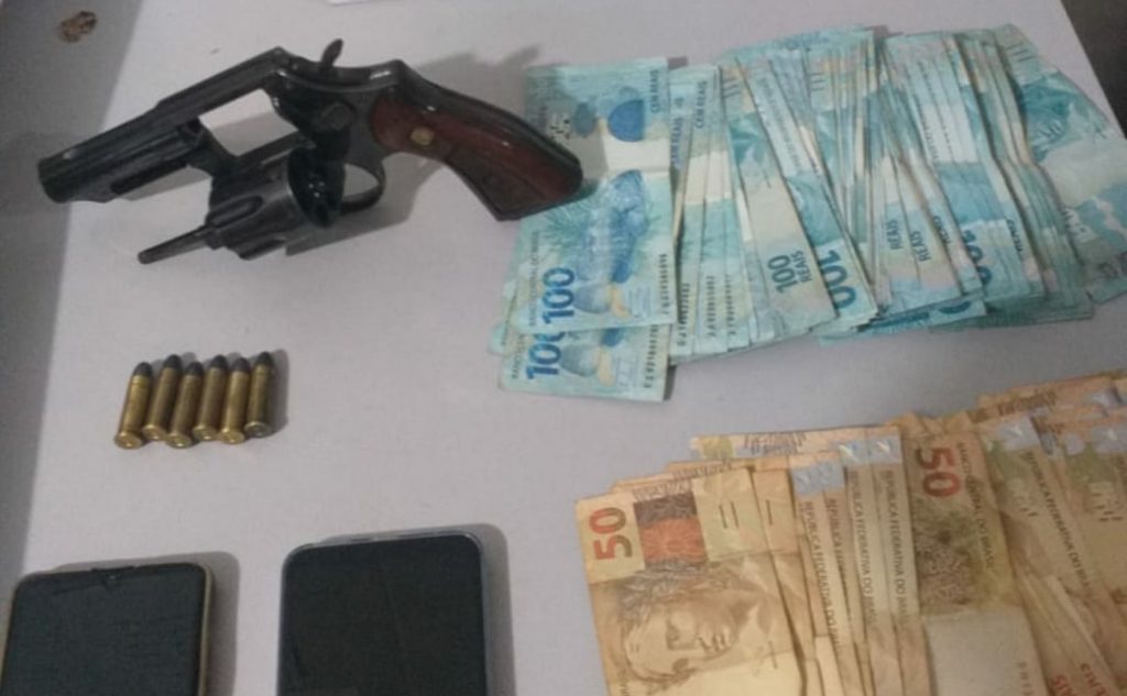 PM prende homem durante abordagem em Londrina; dentro do carro havia uma arma de fogo e dinheiro