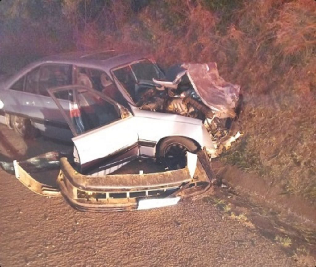 Condutor de carro fica ferido em grave acidente com caminhão na PR-280