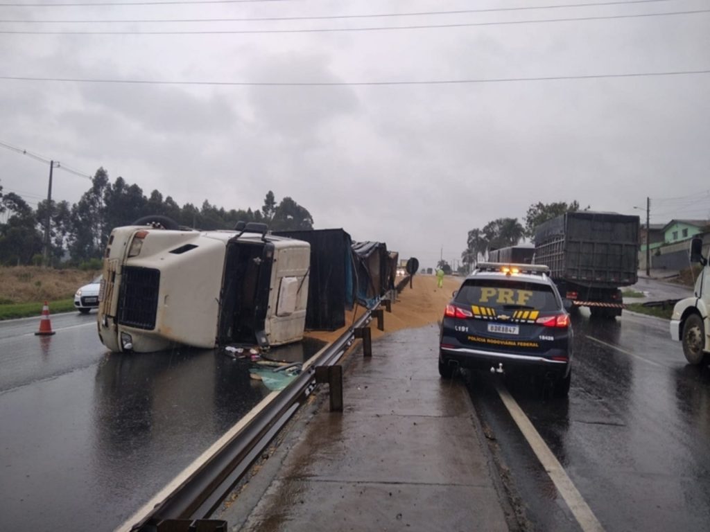 Caminhão tomba e deixa lento o trânsito na BR-376, em Ponta Grossa