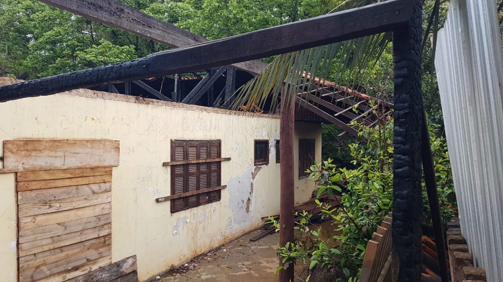 Princípio de incêndio em casa abandonada mobiliza Corpo de Bombeiros ao Bairro Presidente