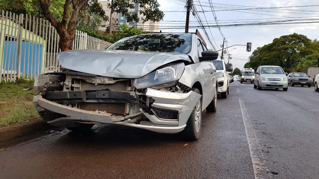 Três veículos se envolvem em acidente de trânsito no Centro