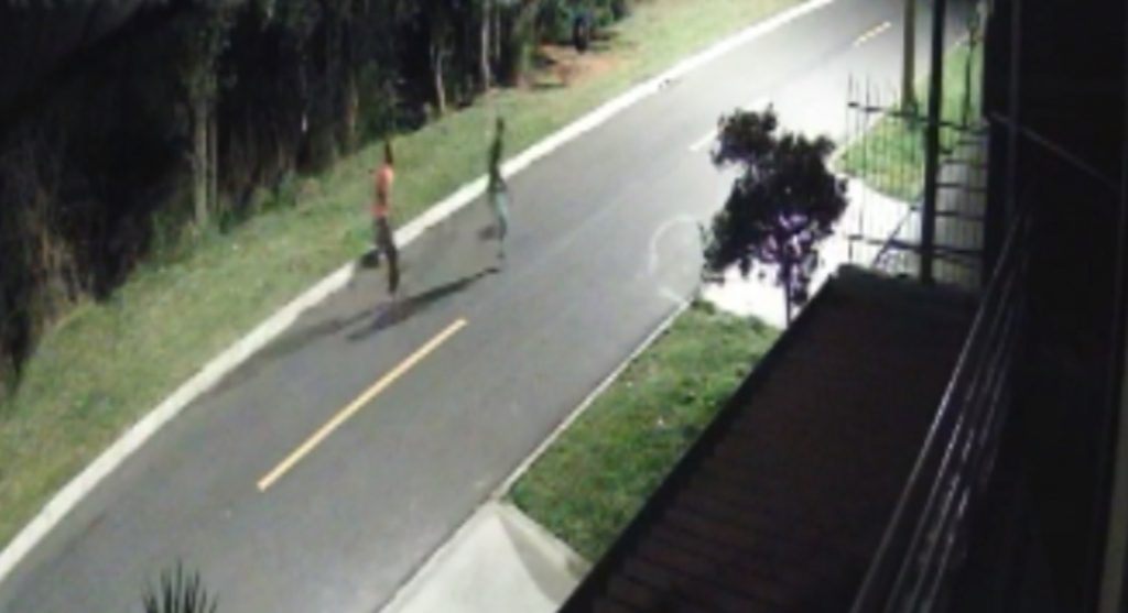 Homem é morto com sinais de facada em Curitiba; Polícia divulga imagens e tenta localizar criminoso