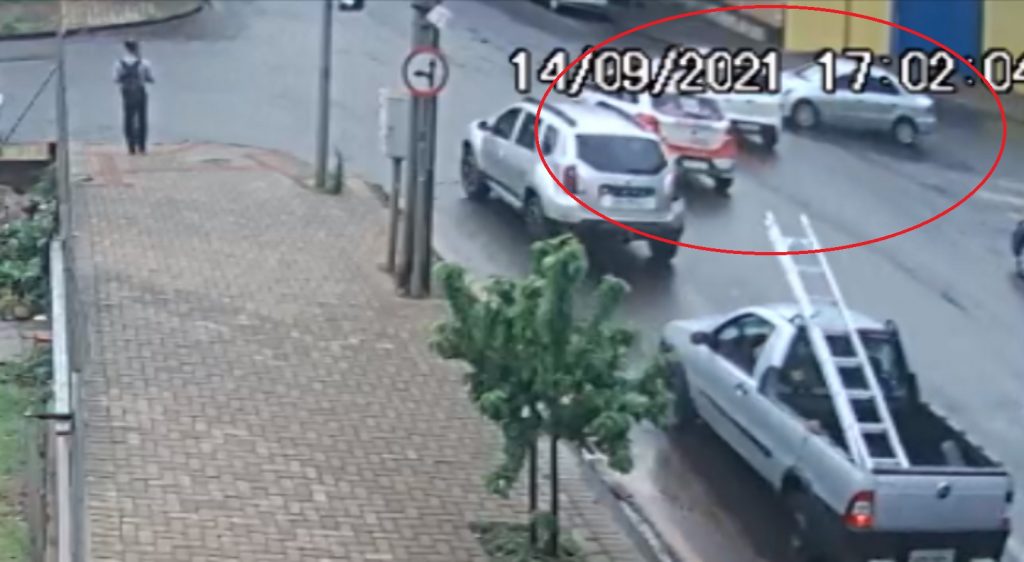 Acidente entre três carros no Centro é flagrado por câmera de segurança