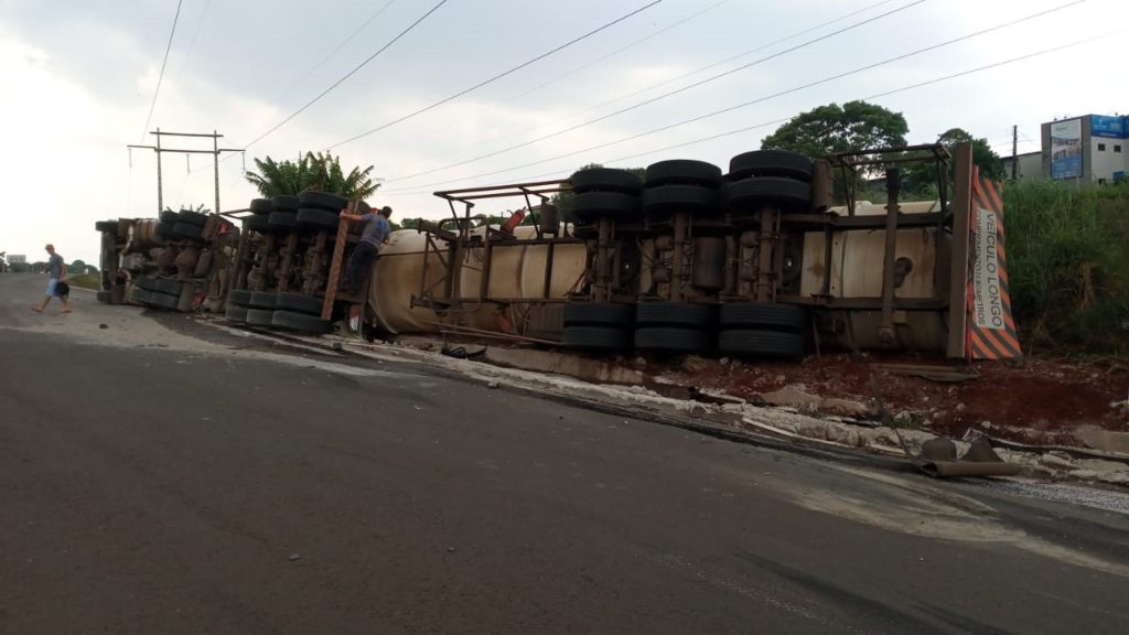 Câmera flagra momento em que bitrem carregado com diesel tomba no Contorno Sul, em Maringá