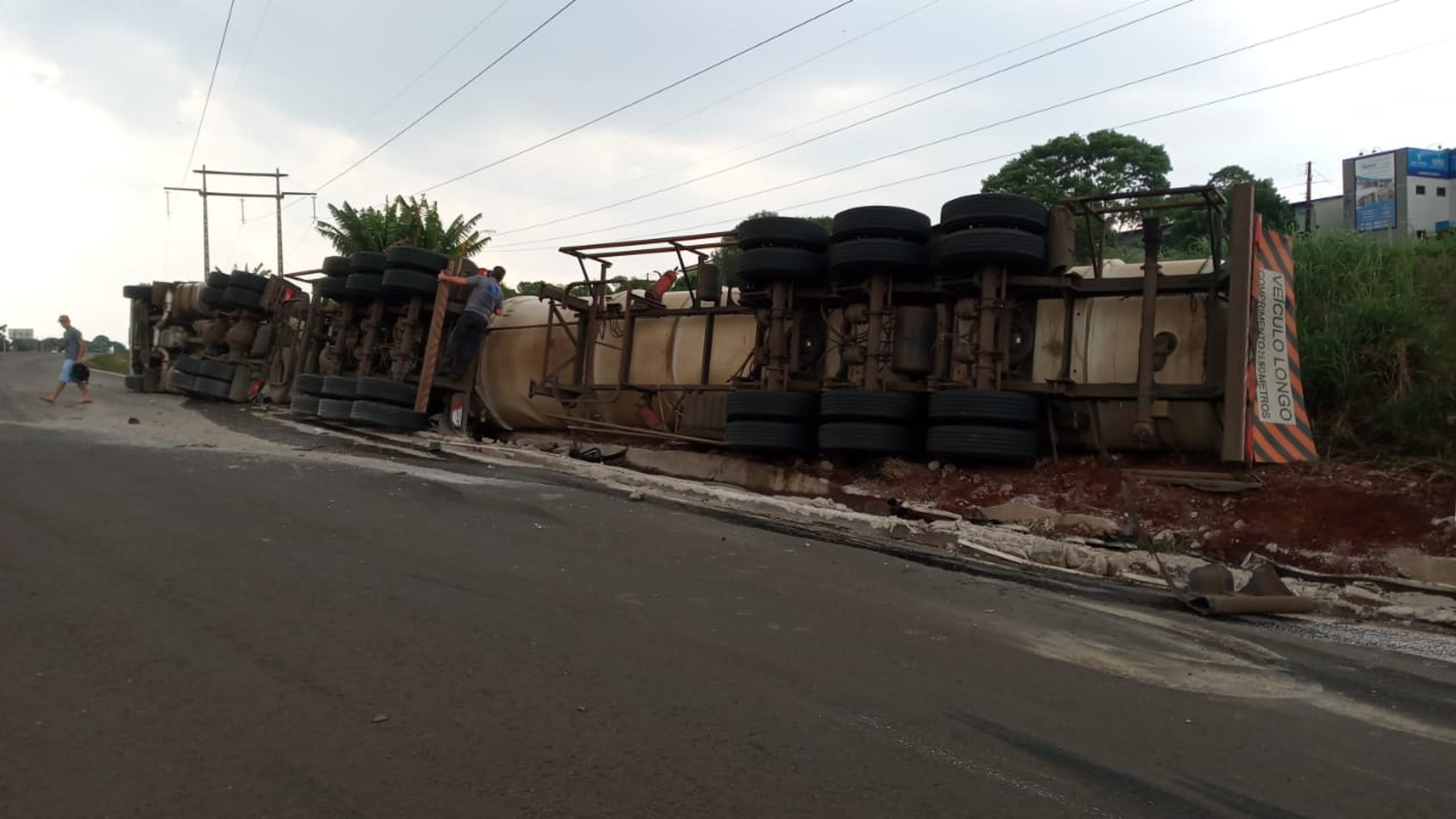 Câmera flagra momento em que bitrem carregado com diesel tomba no Contorno Sul, em Maringá Imagem referente a Câmera flagra momento em que bitrem carregado com diesel tomba no Contorno Sul, em Maringá