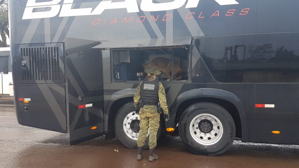 Com apoio de cão farejador, BPFron realiza fiscalização em ônibus na BR-277 em Cascavel