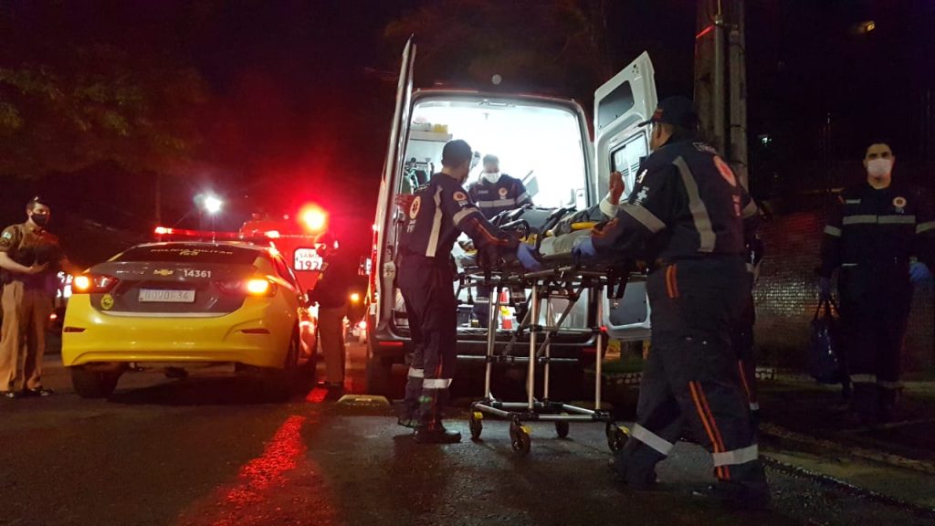 Homem em surto é socorrido pelo Samu no Centro de Cascavel