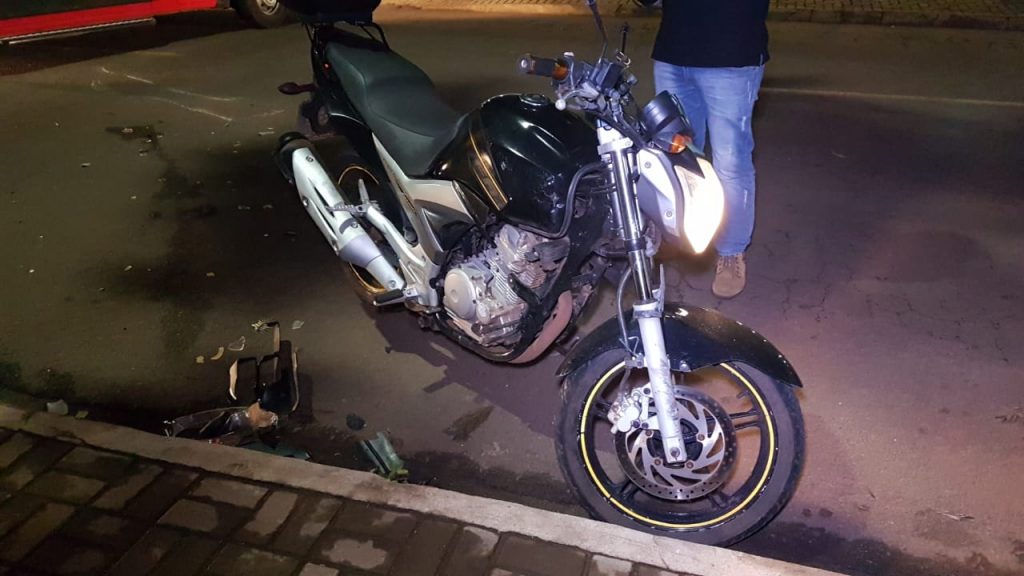 Motocicleta e carro se envolvem em batida na Rua Clodoaldo Ursulano, no Santa Felicidade