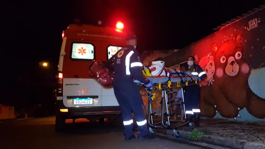 Samu atende homem de 55 anos que feriu a cabeça ao cair dentro de casa no Bairro Guarujá