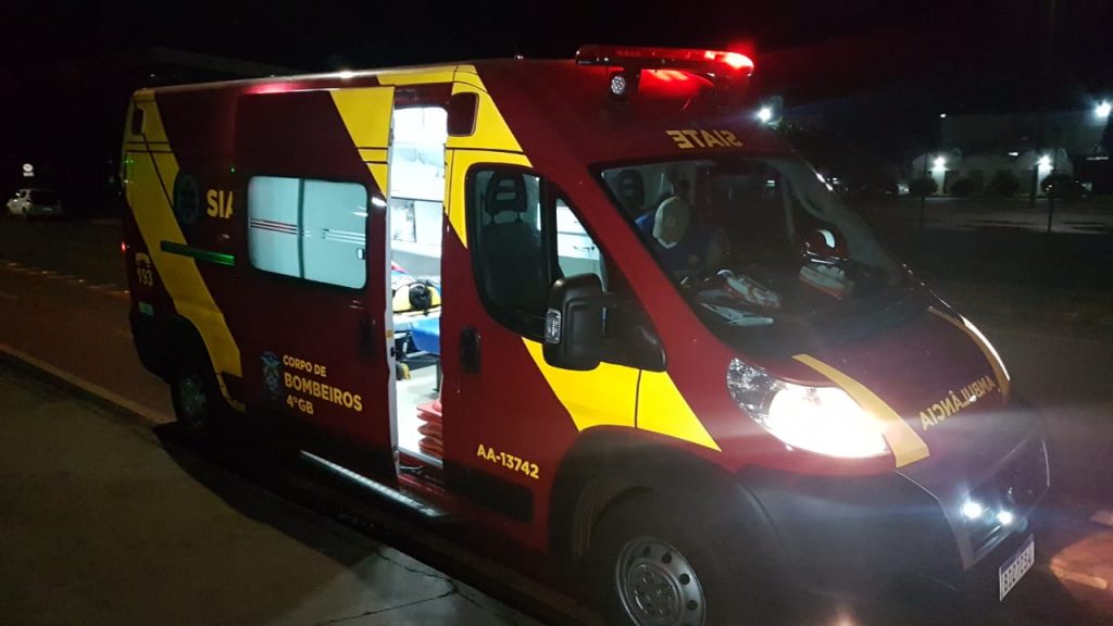 Motociclista fica ferido ao sofrer queda na Avenida Tito Muffato