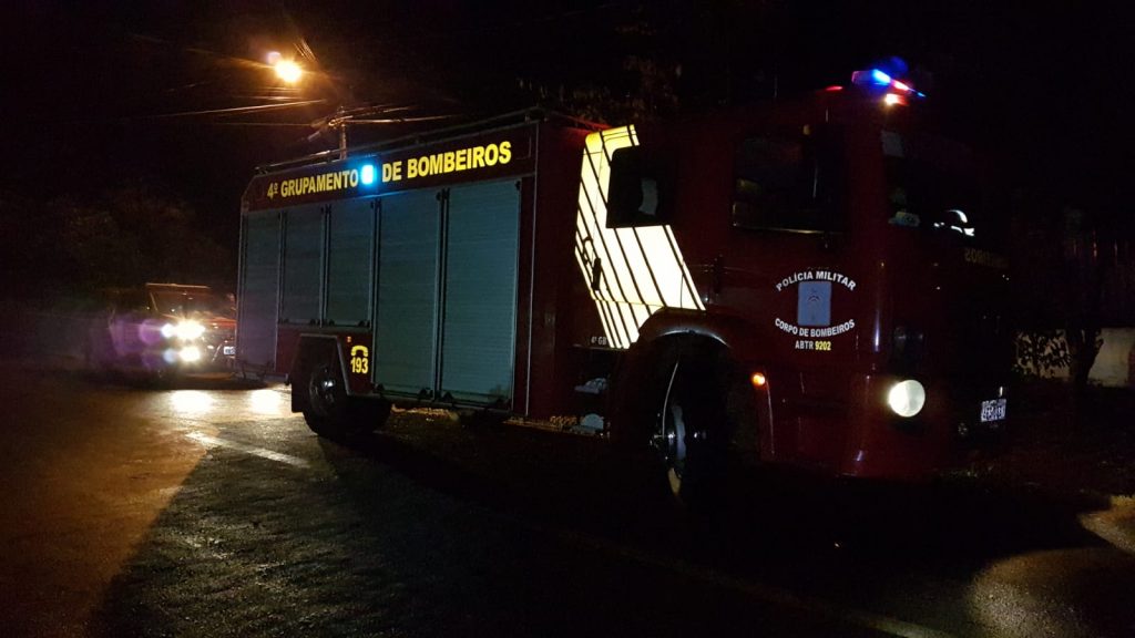 Bombeiros são chamados para combater incêndio em veículo mas, ao chegarem local, constatam fogo em entulhos