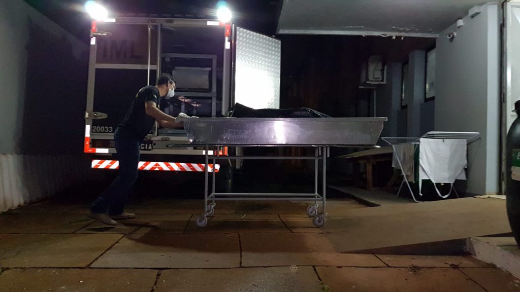Corpo de S. V. A. de 46 anos que morreu em casa incendiada no Santos Dumont dá entrada no IML