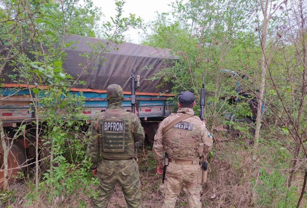 BPFron, Coe/Bope e PF apreendem caminhão carregado com cigarros contrabandeados em Guaíra