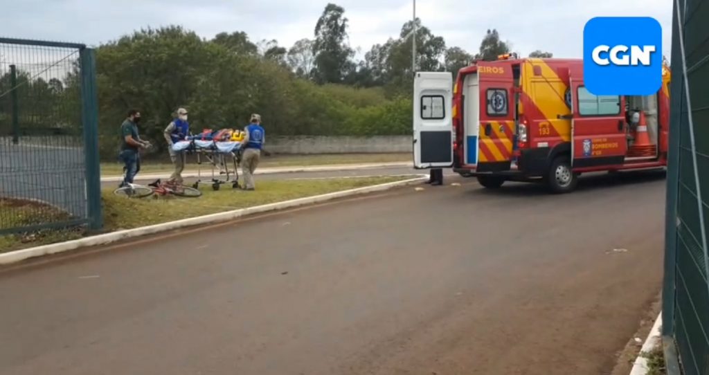 Mulher fere a cabeça ao cair de bicicleta na Avenida Tancredo Neves