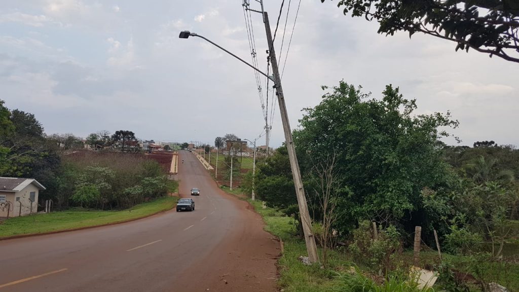 Poste fica suspenso pela fiação após acidente na Rua Altemar Dutra