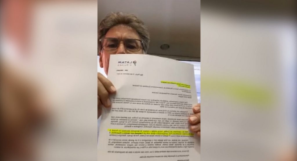 Paranhos apresenta documento da Latam, companhia aérea que passará a operar em Cascavel em 2022