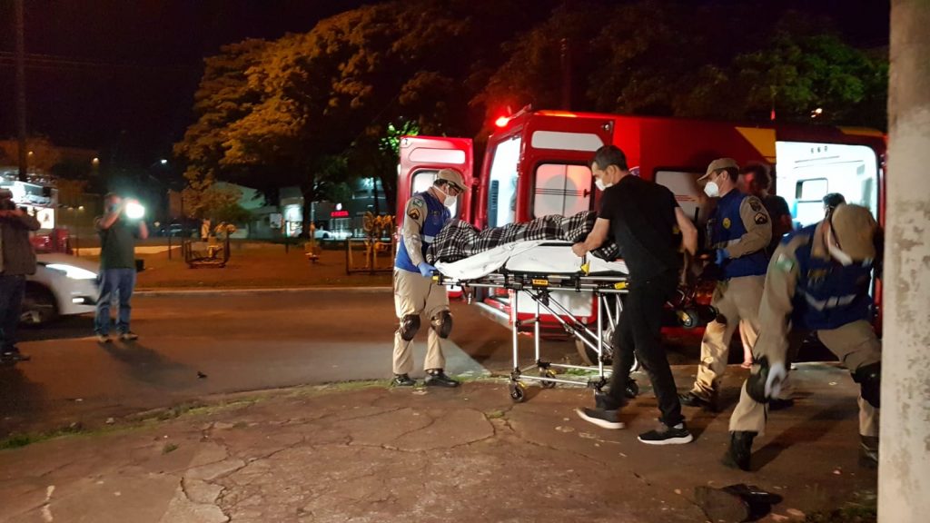 Homem sofre fratura exposta no fêmur em forte colisão entre moto e utilitário no Bairro São Cristóvão