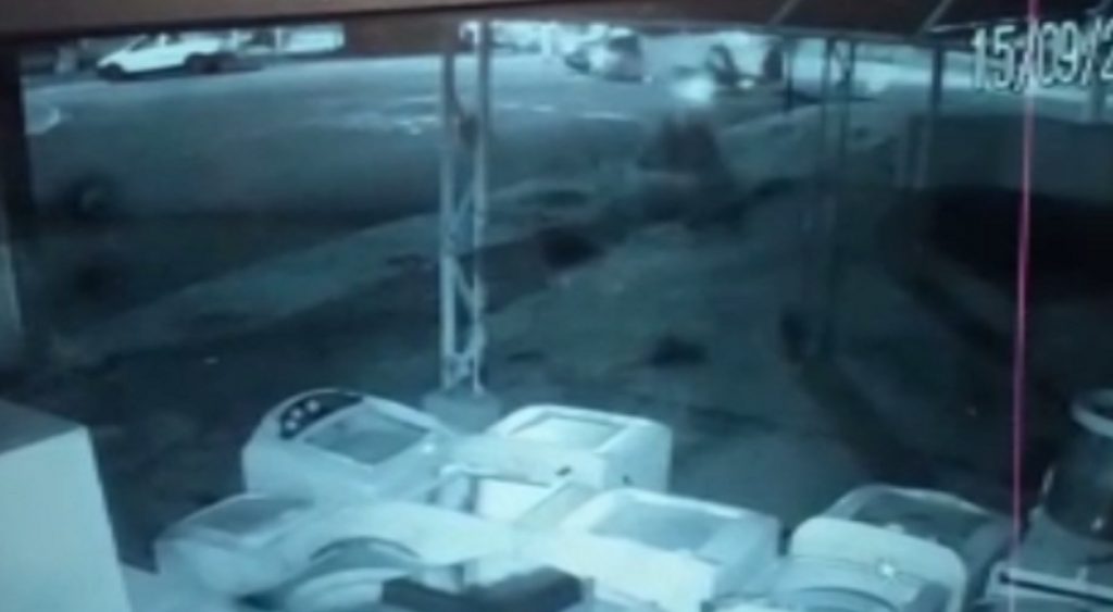 Câmera mostra motociclista sendo arremessado em forte batida no Bairro São Cristóvão; Veja o vídeo