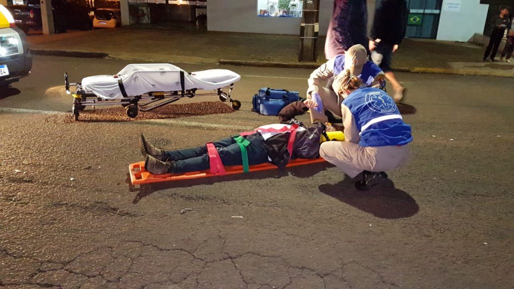 Fio solto provoca queda de motociclista na Rua Francisco Bartinik, no Bairro Coqueiral Fio solto provoca queda de motociclista na Rua Francisco Bartinik, no Bairro Coqueiral