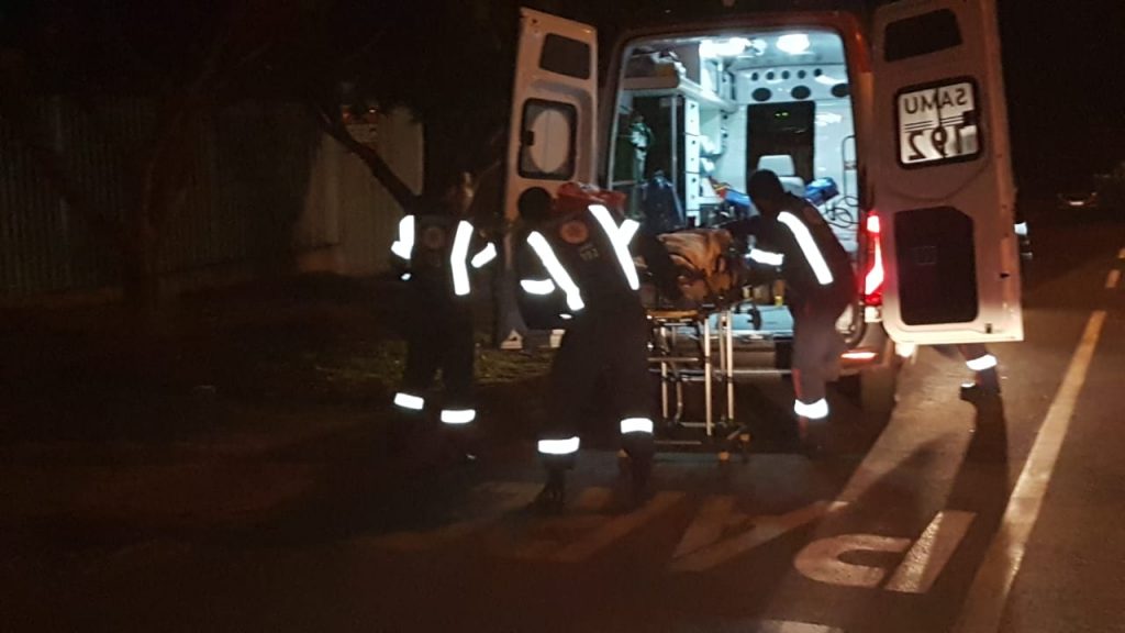 Mulher em surto é socorrida pelo Samu com apoio da PM no Bairro Periolo