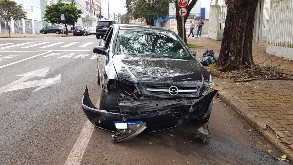 Veículos se envolvem em acidente na Rua Rio Grande do Sul, no Centro Veículos se envolvem em acidente na Rua Rio Grande do Sul, no Centro