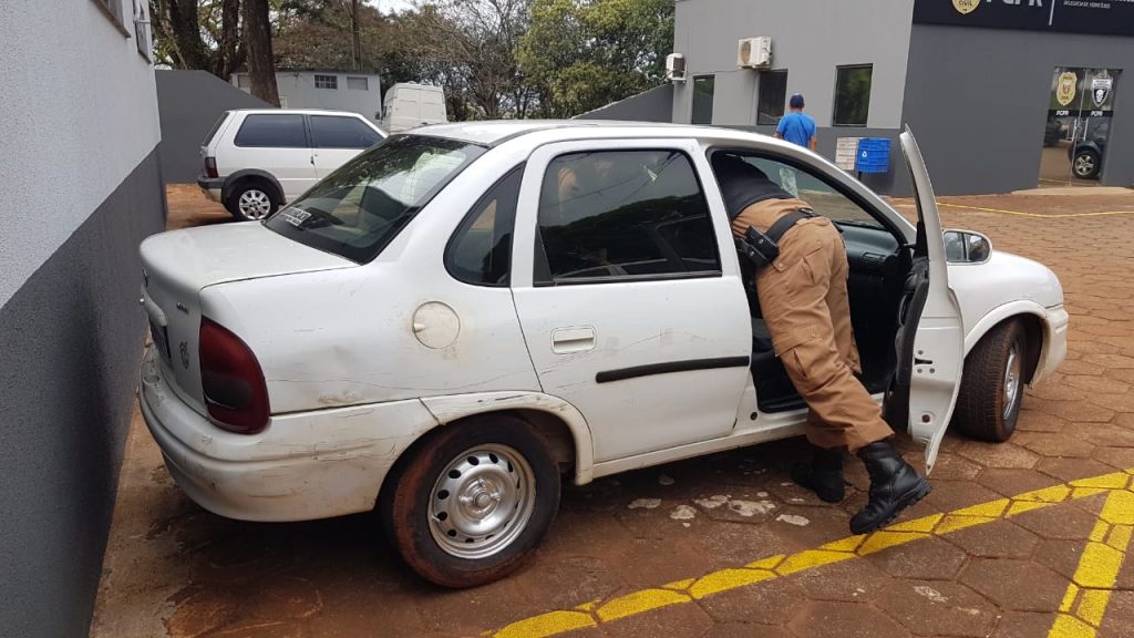 Corsa com registro de furto é localizado pela PM em estrada rural de Cascavel Corsa com registro de furto é localizado pela PM em estrada rural de Cascavel