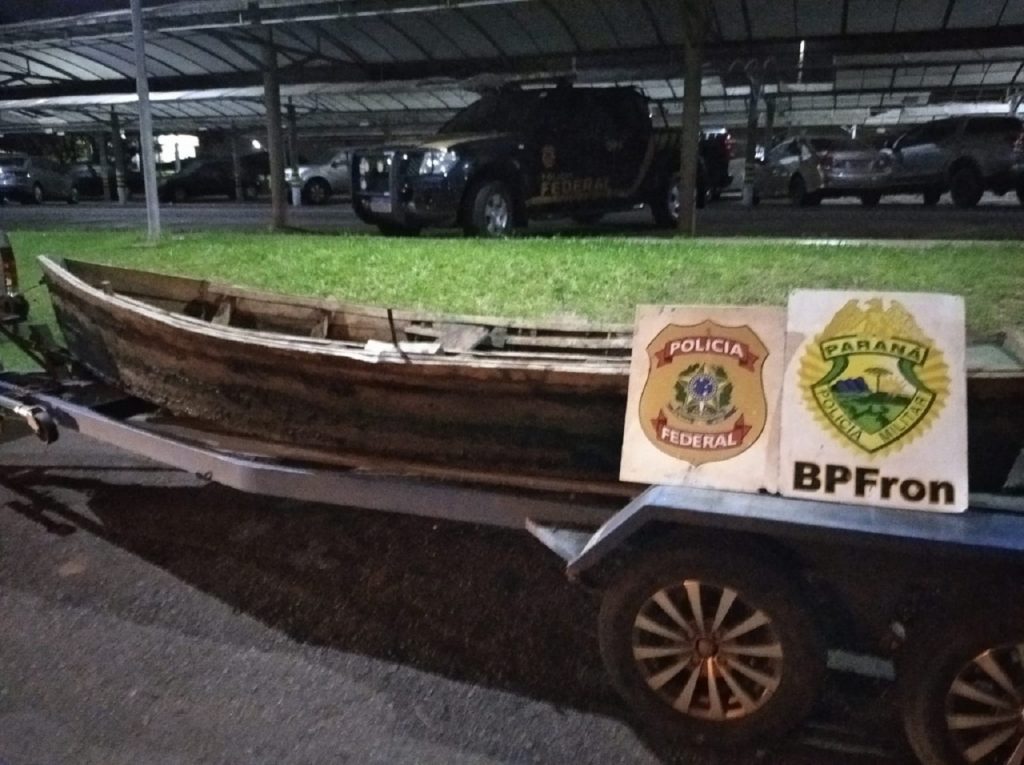 BPFron e PF apreendem embarcação e droga durante abordagem em Foz do Iguaçu BPFron e PF apreendem embarcação e droga durante abordagem em Foz do Iguaçu