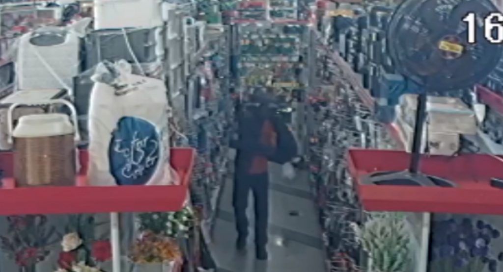 Câmera registra furto de furadeira em loja no Centro de Cascavel; Veja o vídeo Câmera registra furto de furadeira em loja no Centro de Cascavel; Veja o vídeo