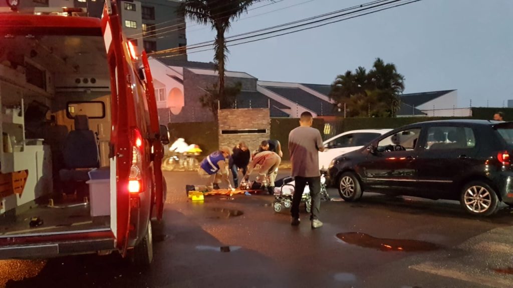 Motociclista fica ferida ao se envolver em acidente com carro no Centro Motociclista fica ferida ao se envolver em acidente com carro no Centro