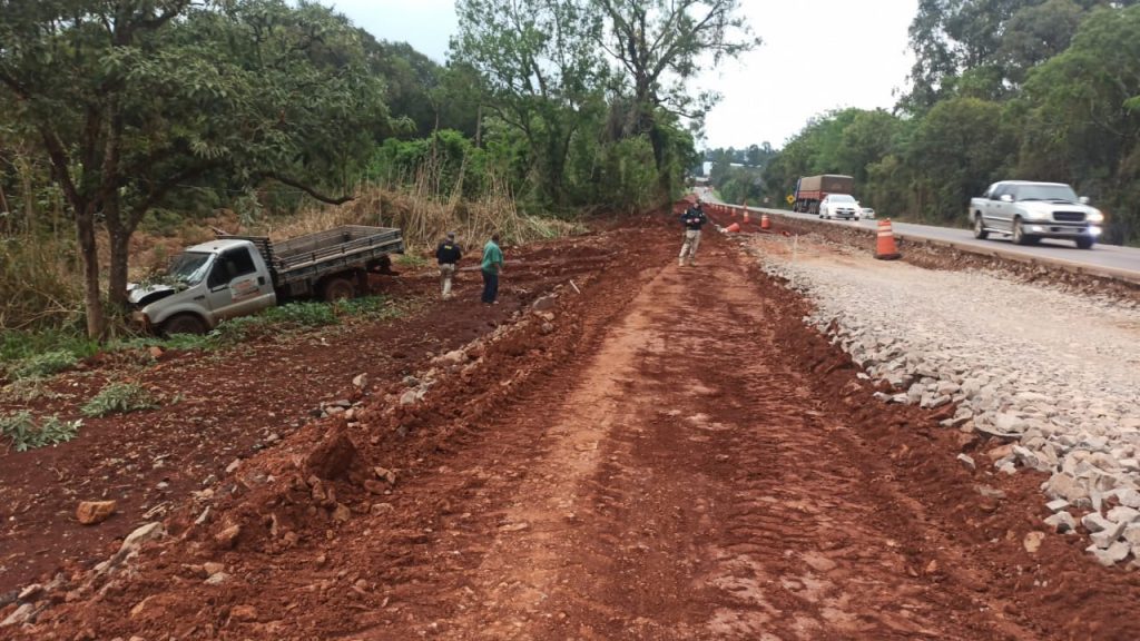 Caminhonete sai da pista e bate em árvore na BR-277, em Ibema Caminhonete sai da pista e bate em árvore na BR-277, em Ibema